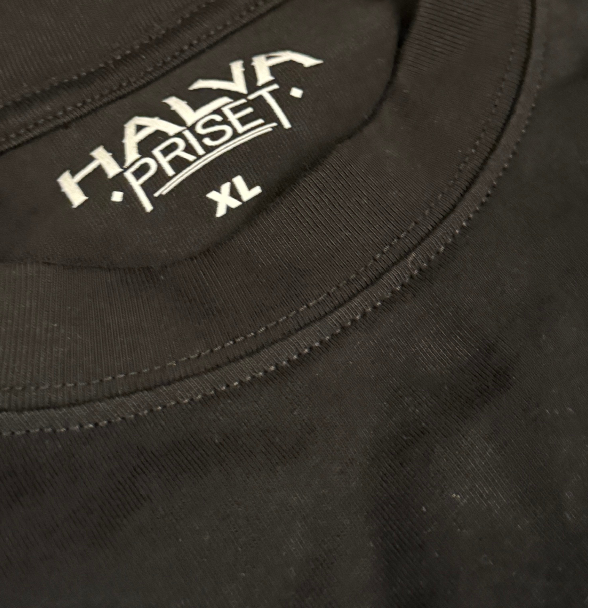 Svart T-shirt - Brodert